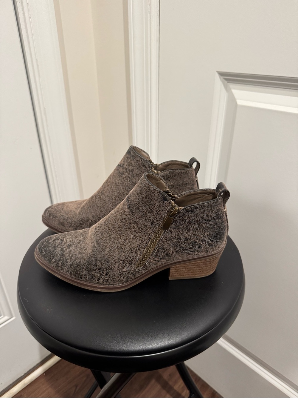 Jessica Cline Women’s Brown Distressed Ankle Booties with Side Zip size 6.5
